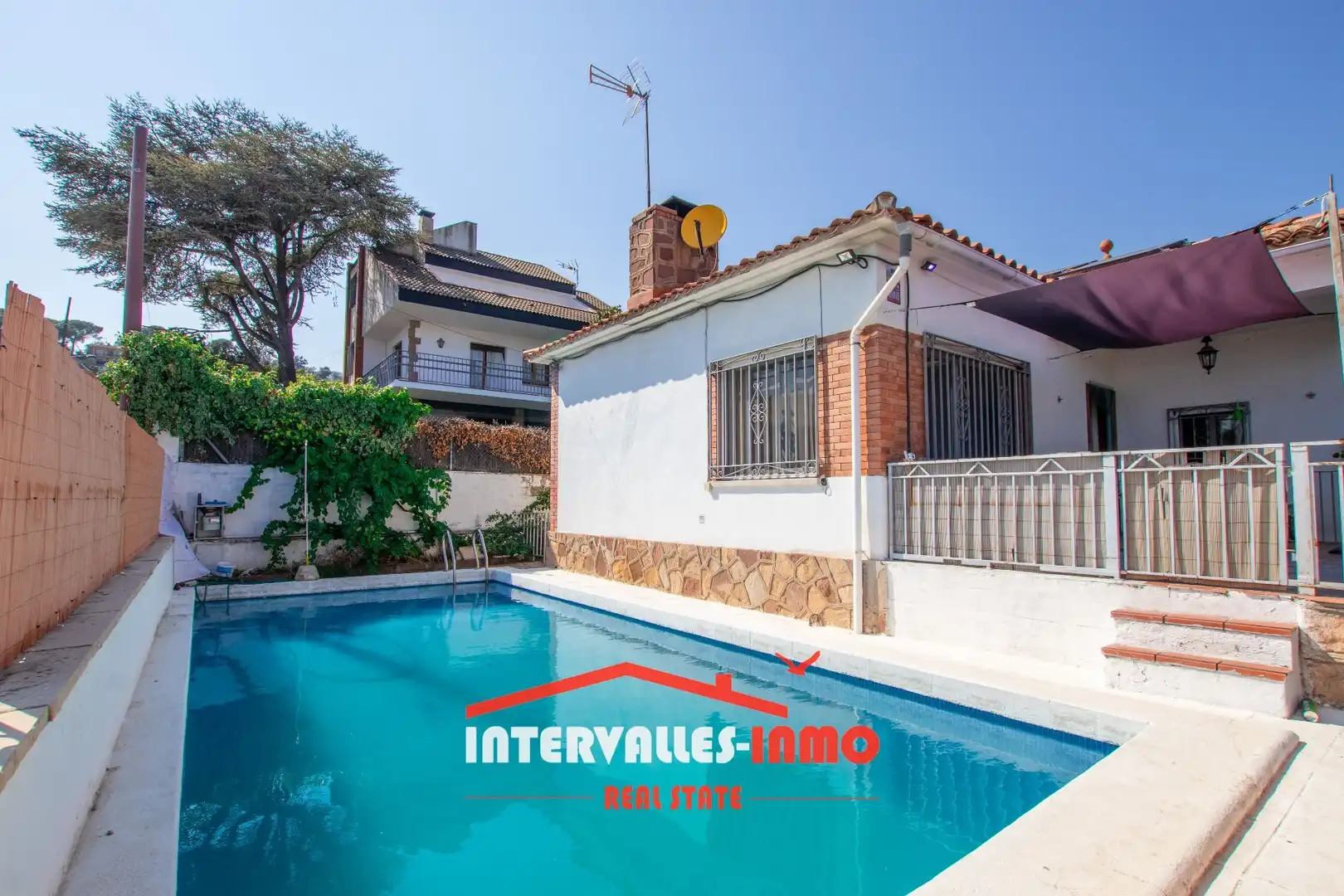 Piscina de Casa o xalet en venda en Caldes de Montbui amb Calefacció, Jardí privat i Terrassa