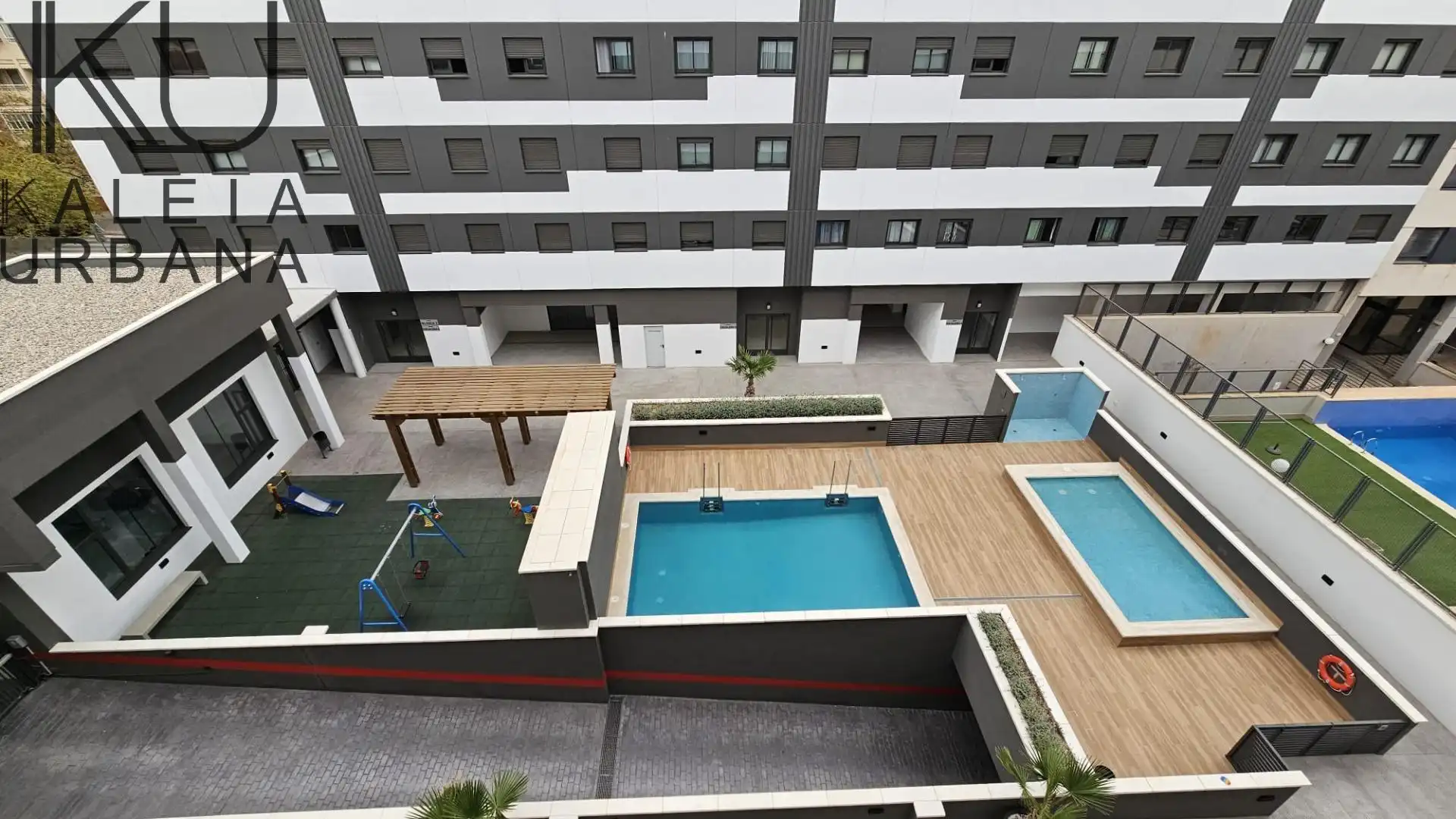 Piscina de Piso en venta en Alicante / Alacant con Aire acondicionado, Trastero y Amueblado