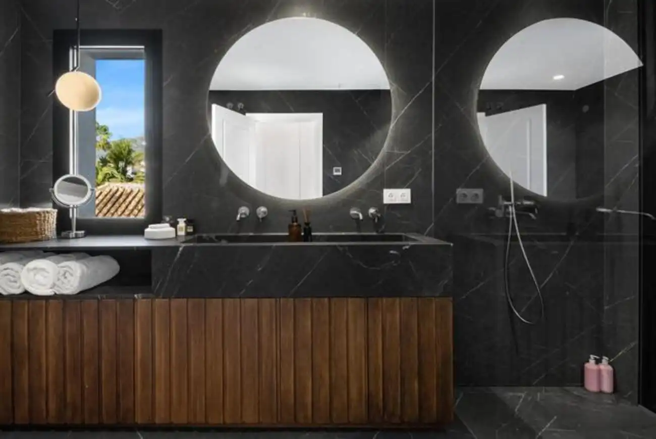Baño de Casa o chalet de alquiler en Marbella con Aire acondicionado, Calefacción y Jardín privado