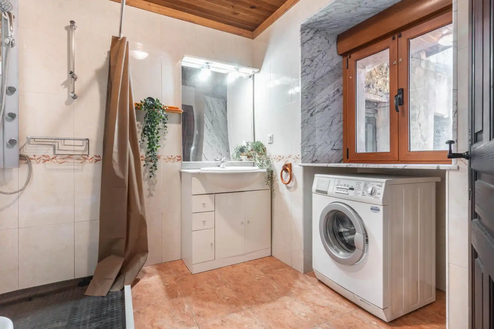 Baño de Casa o chalet en venta en Sariego con Calefacción, Terraza y Amueblado