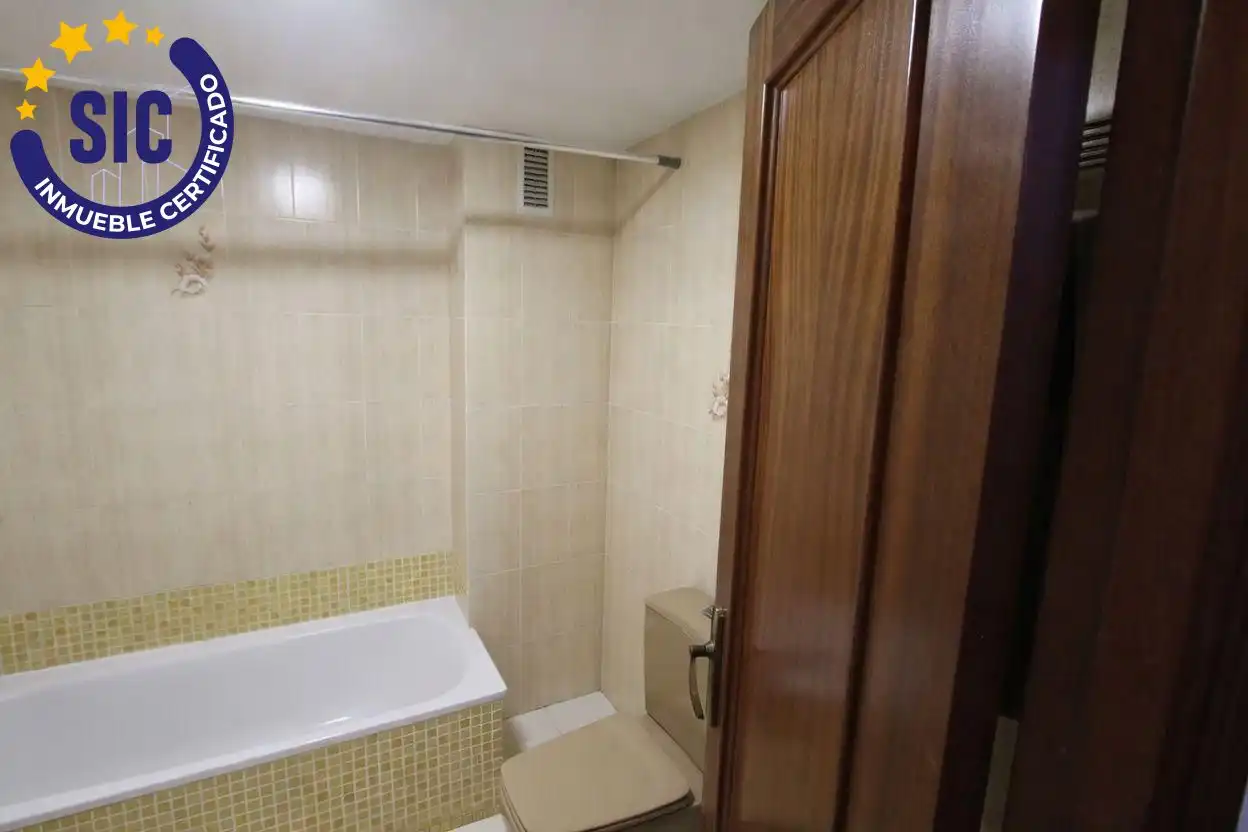 Baño de Piso en venta en Paterna con Terraza y Balcón