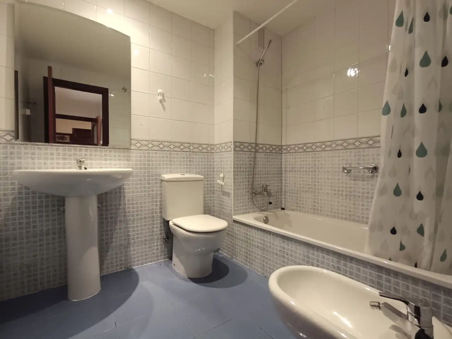 Bathroom of Flat for rent in Gijón   with Heating, Terrace and Balcony