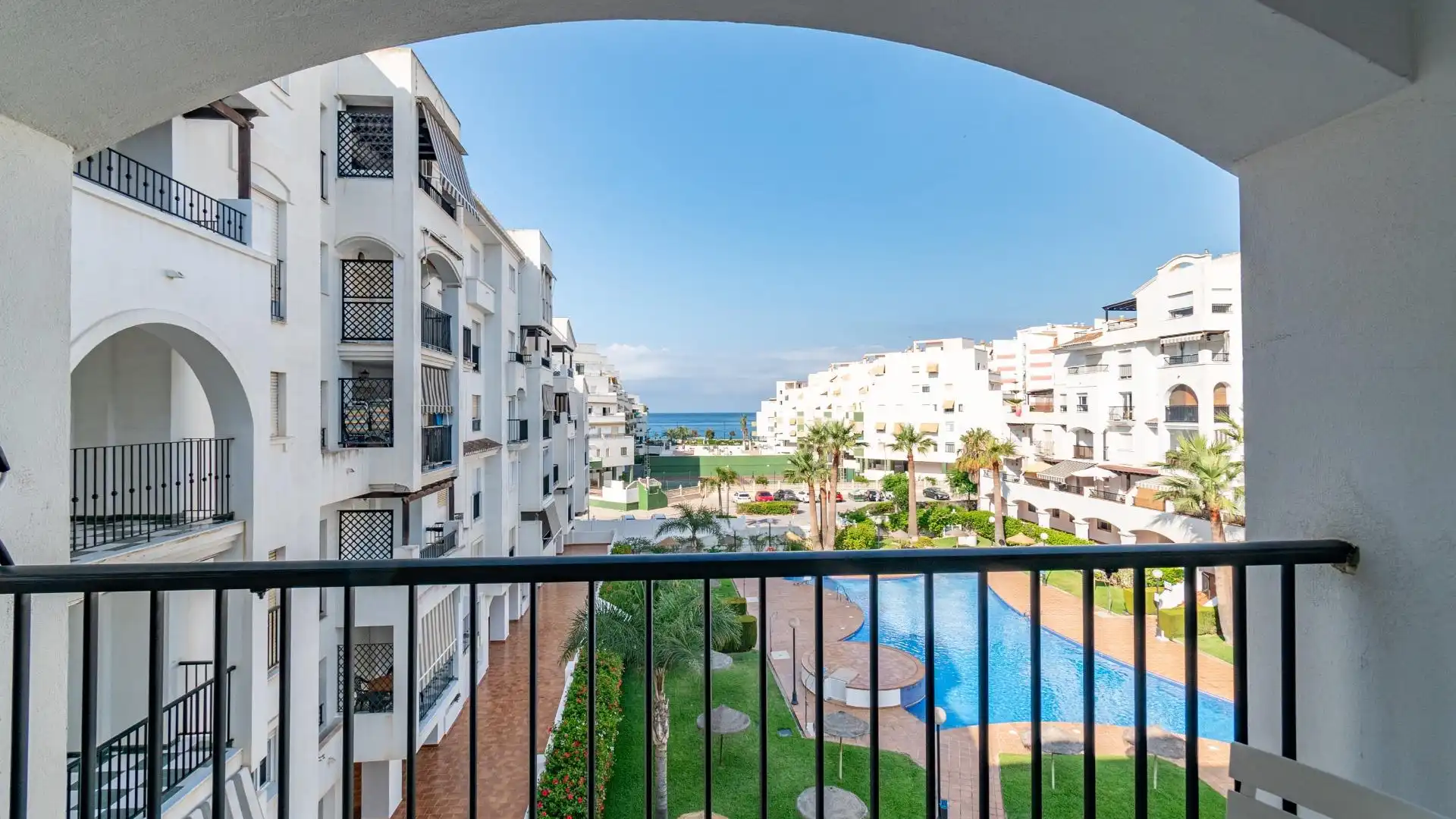 Vista exterior de Piso en venta en Salobreña con Jardín privado, Terraza y Amueblado