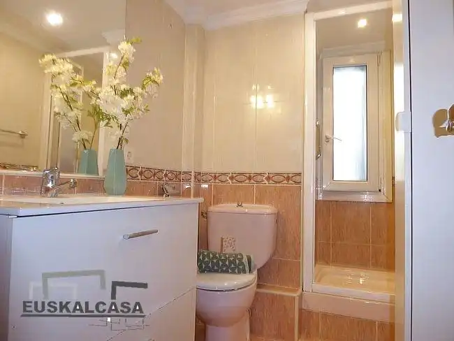 Bany de Pis en venda en Bilbao  amb Calefacció i Parquet