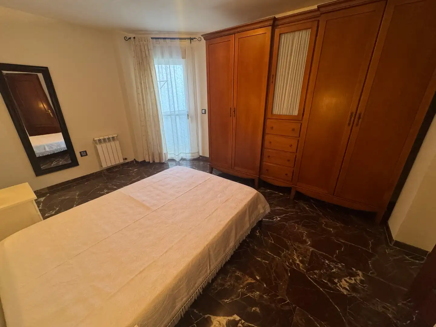 Habitación de Piso de alquiler en Jaén con Aire acondicionado, Calefacción y Trastero