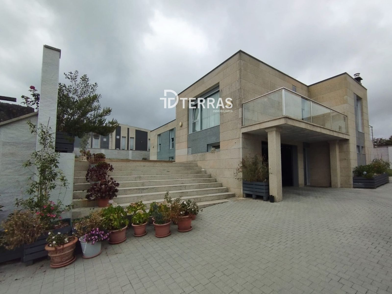 Vista exterior de Casa o xalet en venda en Cangas  amb Calefacció, Terrassa i Piscina