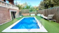Piscina de Casa adosada en venda en Alella amb Aire condicionat, Calefacció i Jardí privat