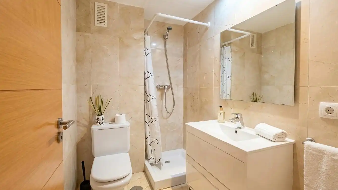 Badezimmer von Erdgeschoss zum Verkauf in Benalmádena mit Klimaanlage, Heizung und Privatgarten