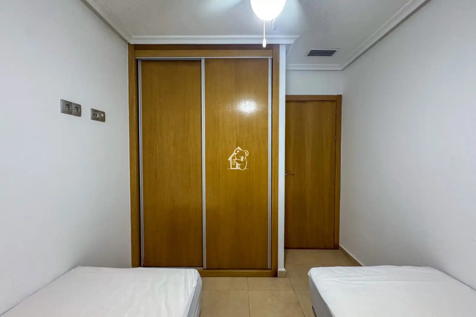 Dormitori de Apartament de lloguer en Torrevieja amb Aire condicionat, Terrassa i Moblat