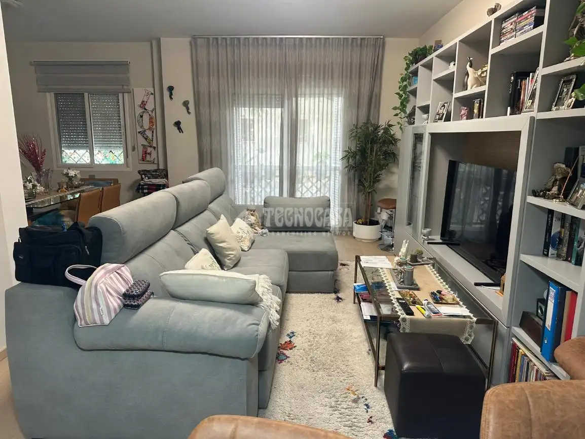 Living room of Flat for sale in Sevilla  with Air Conditioner, Heating and Furnished
