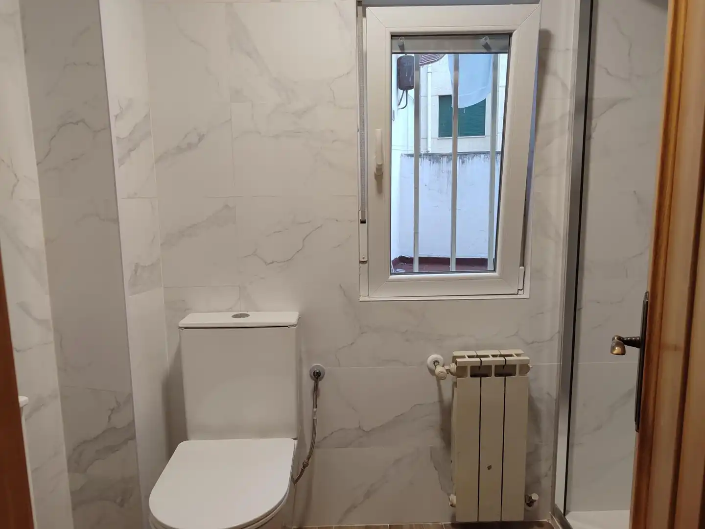 Bathroom of Flat for rent in Oviedo   with Heating, Terrace and Furnished