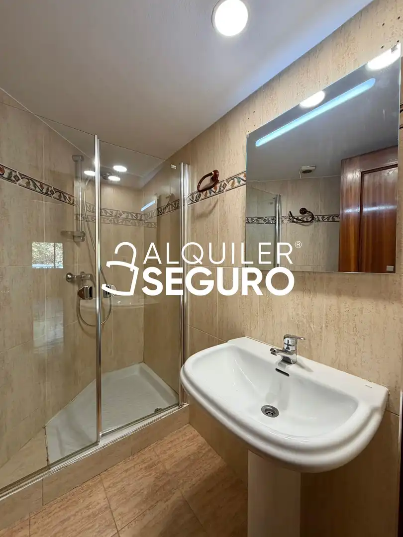 Bathroom of Flat for rent in Majadahonda  with Air Conditioner, Heating and Storage room