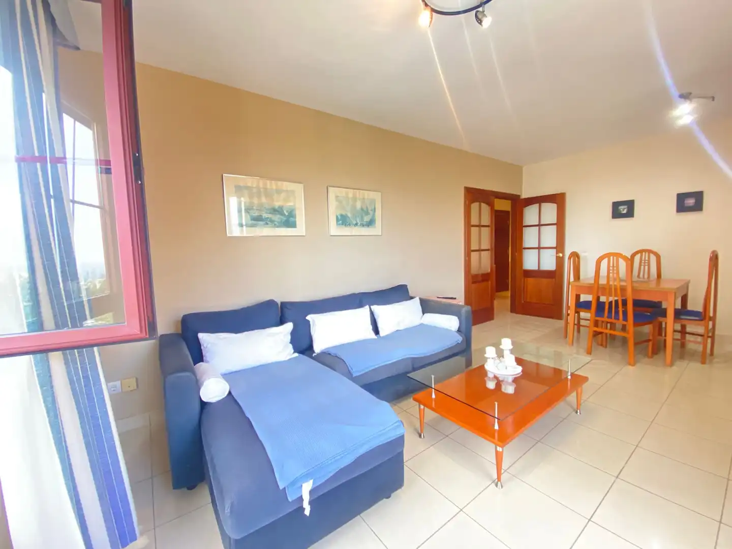 Sala d'estar de Pis de lloguer en Las Palmas de Gran Canaria amb Moblat i Piscina comunitària