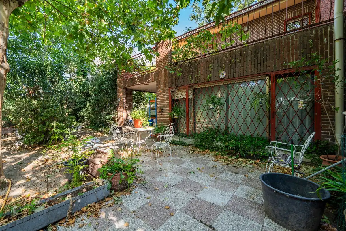 Casa amb terrassa en venda a C. de Basilio de Prado