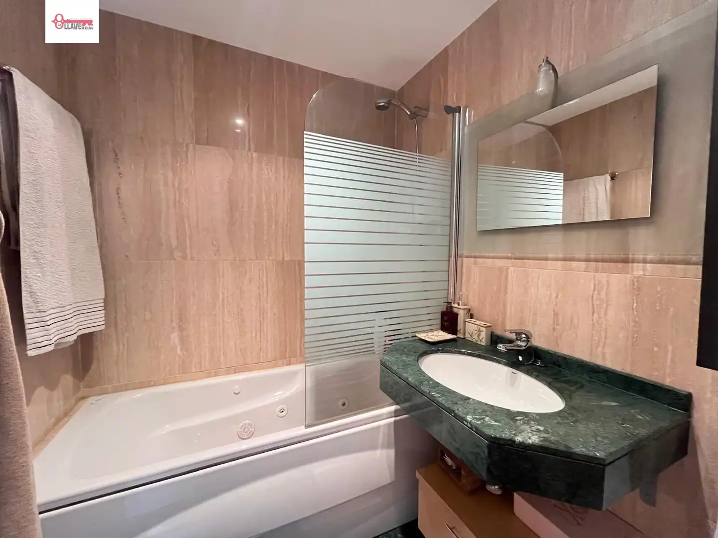 Baño de Casa adosada en venta en Cardeñajimeno con Calefacción, Jardín privado y Parquet
