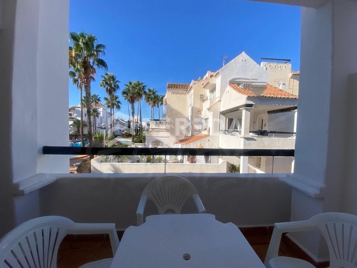 Vista exterior de Apartament en venda en Roquetas de Mar amb Jardí privat, Terrassa i Piscina comunitària