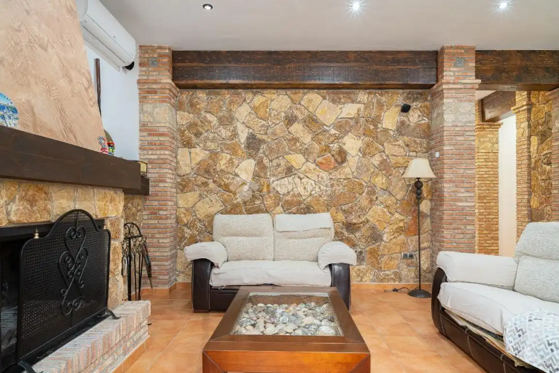 Sala de estar de Finca rústica en venta en Torreperogil con Aire acondicionado y Calefacción