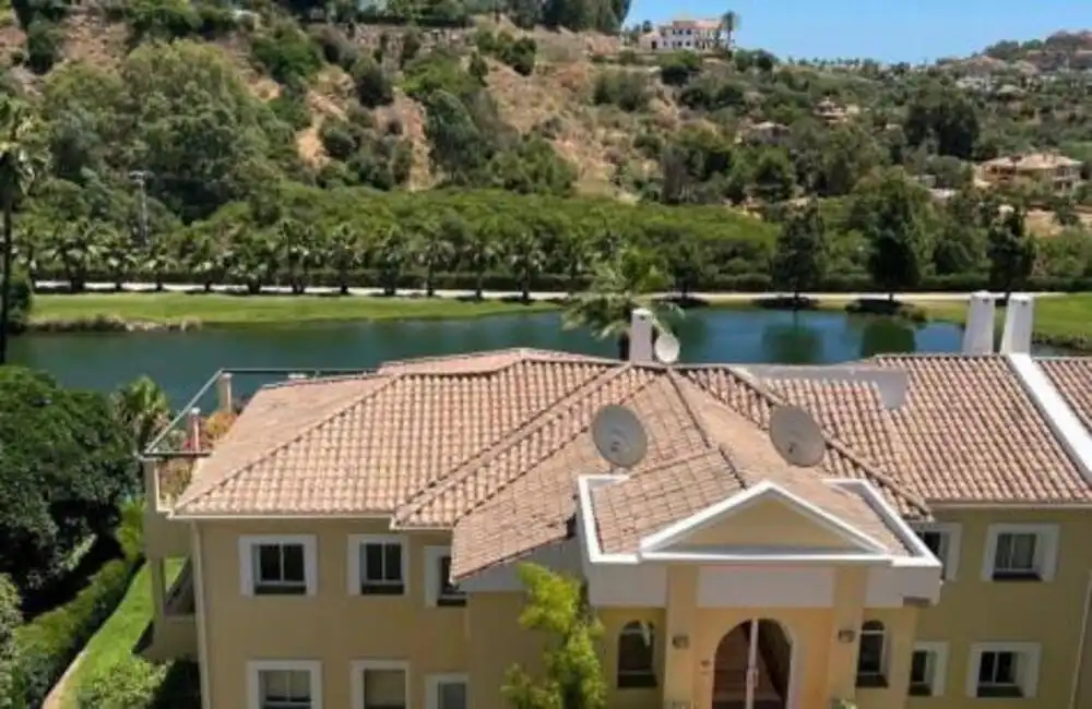 Vista exterior de Ático de alquiler en Marbella con Aire acondicionado, Terraza y Piscina