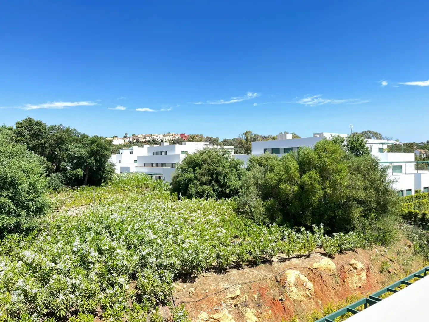 Vista exterior de Àtic en venda en Sotogrande amb Aire condicionat, Terrassa i Piscina