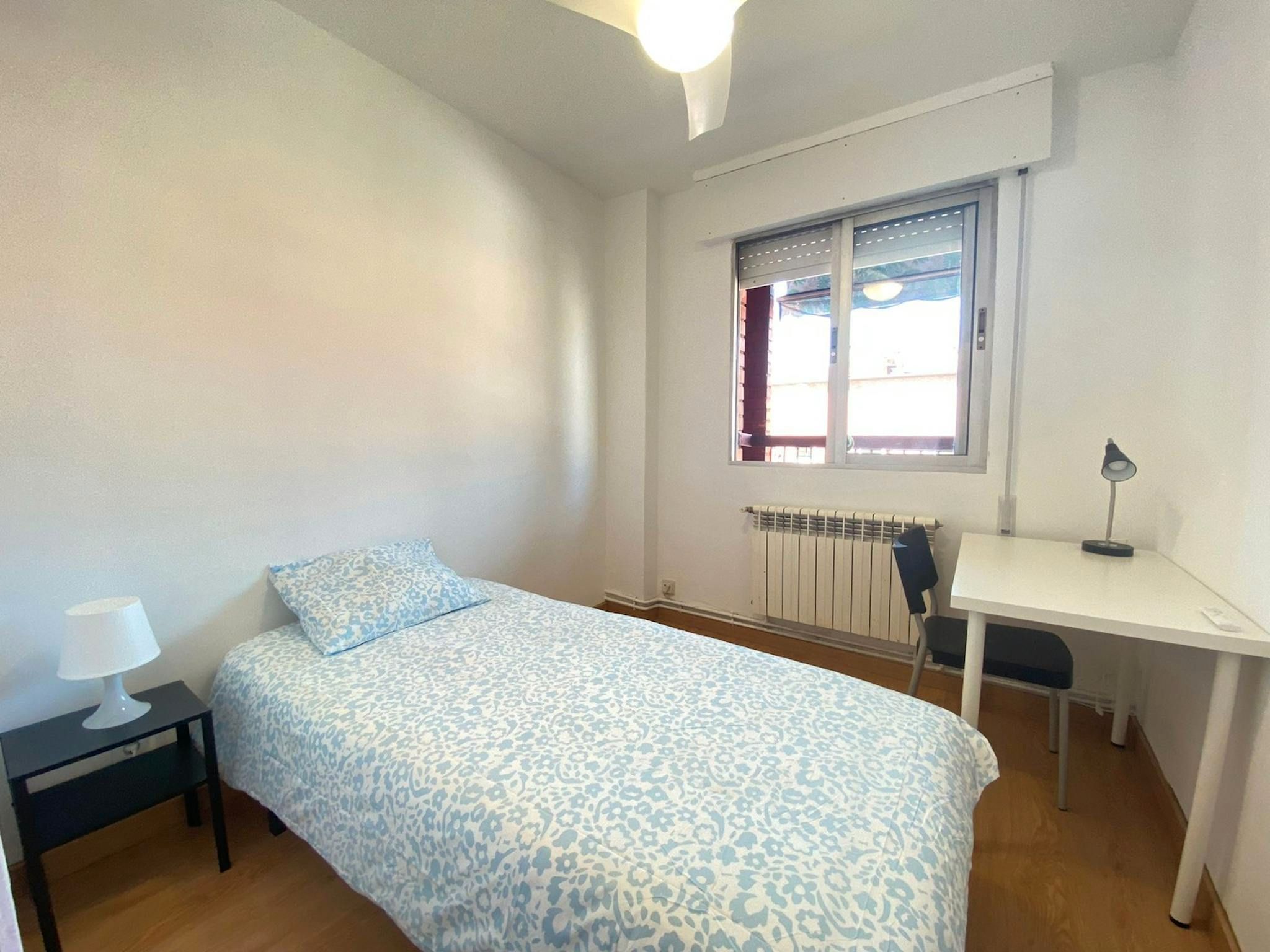 Habitación de Piso para compartir en  Madrid Capital con Calefacción, Amueblado y Internet