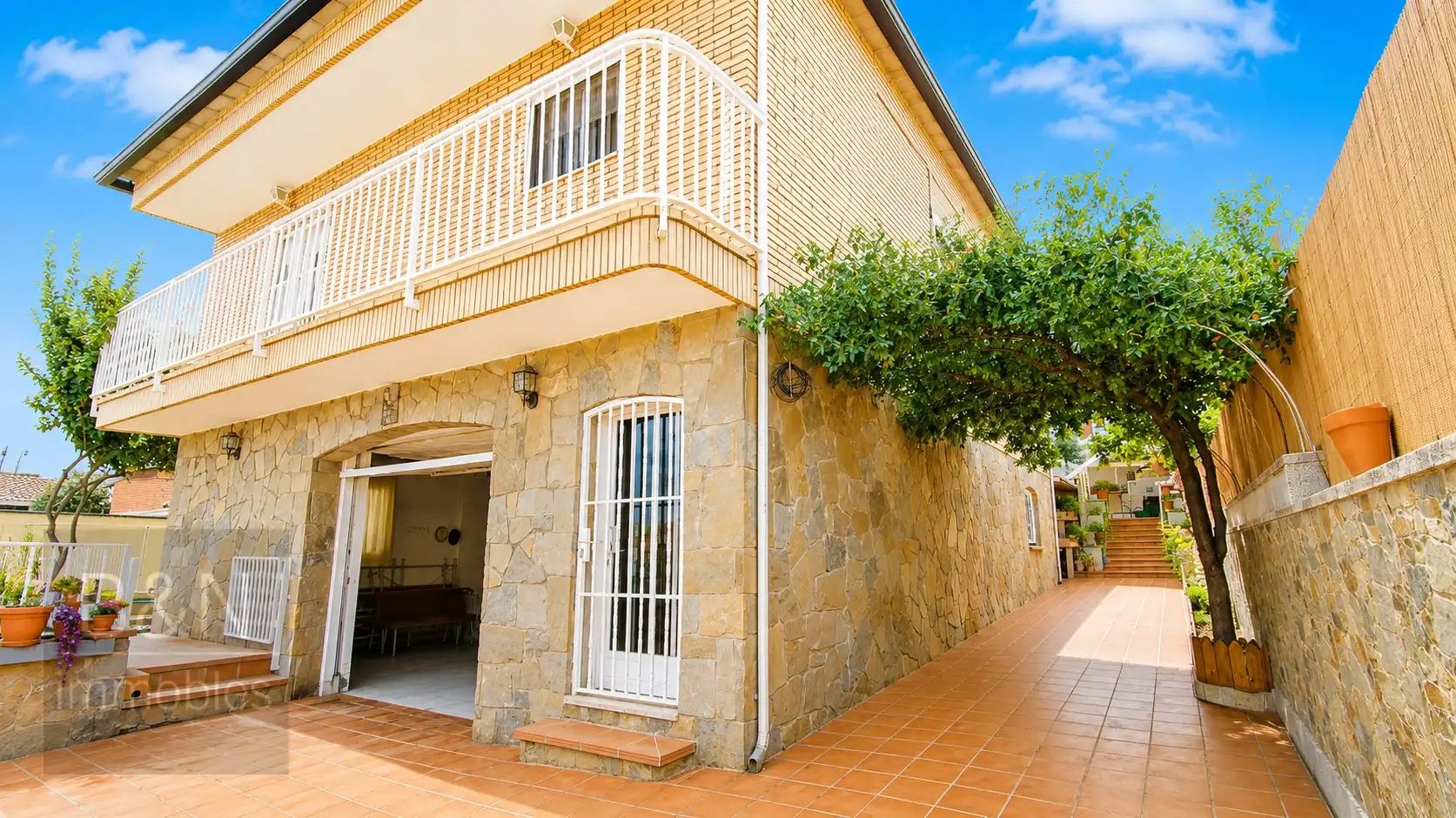 Außenansicht von Haus oder Chalet zum Verkauf in Terrassa mit Heizung und Schwimmbad