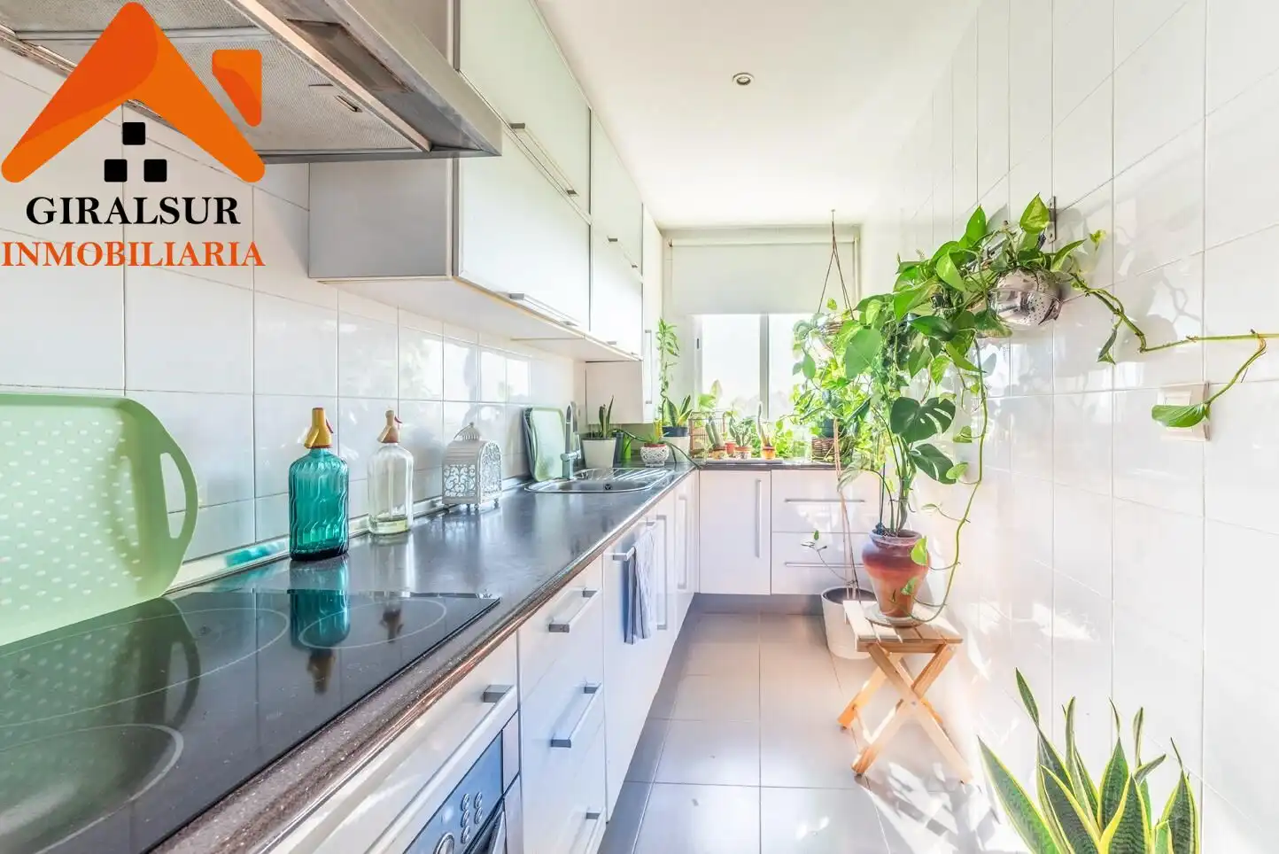 Kitchen of Flat for sale in Sevilla  with Air Conditioner and Storage room