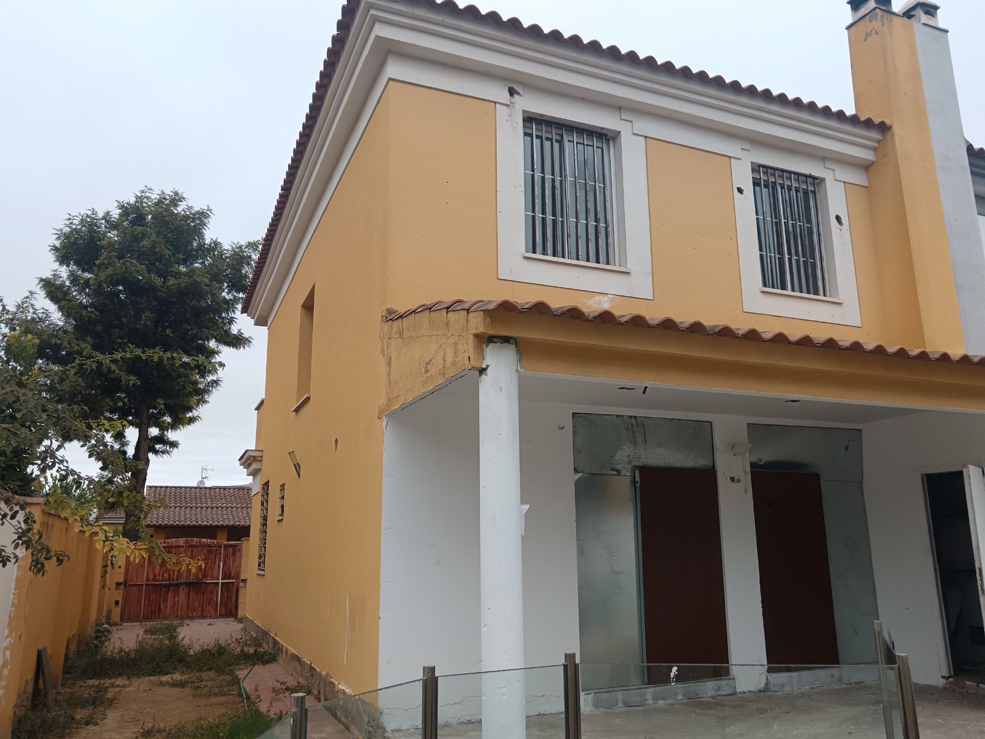 Vista exterior de Casa adosada en venda en Palomares del Río amb Jardí privat, Terrassa i Piscina