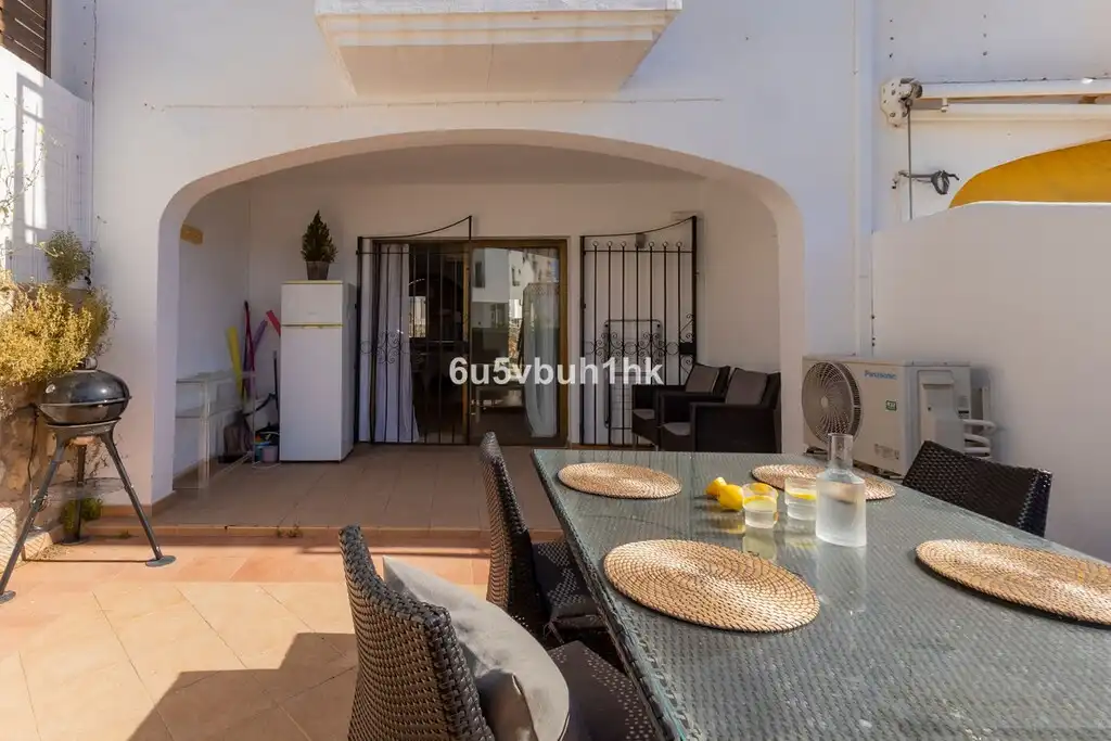 Terrasse von Einfamilien-Reihenhaus zum Verkauf in Benalmádena mit Klimaanlage, Terrasse und Möbliert