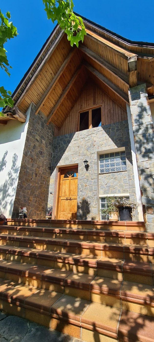 Vista exterior de Casa o xalet en venda en Castellar del Vallès amb Aire condicionat, Calefacció i Jardí privat