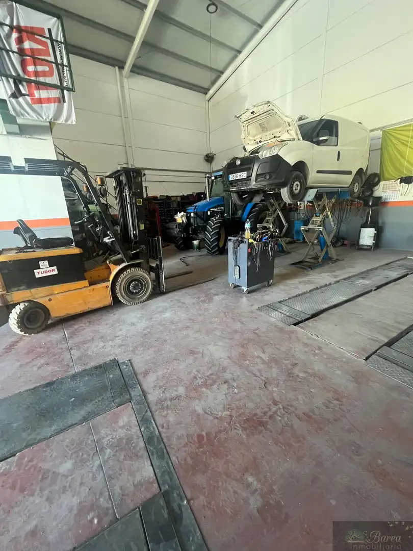 Aparcament de Nau industrial en venda en Iznájar
