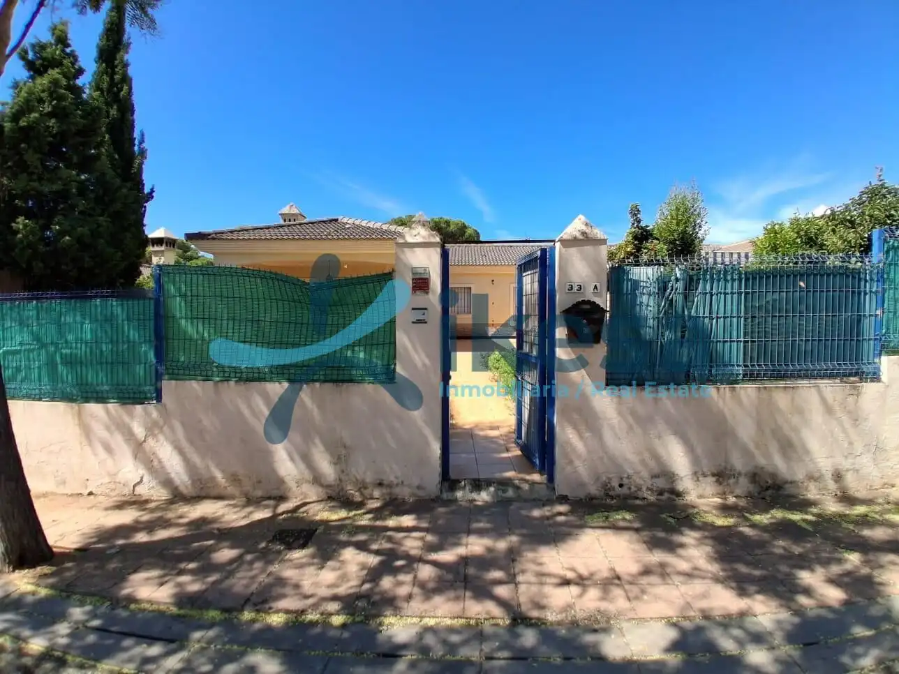 Vista exterior de Casa adosada en venda en El Portil amb Piscina comunitària