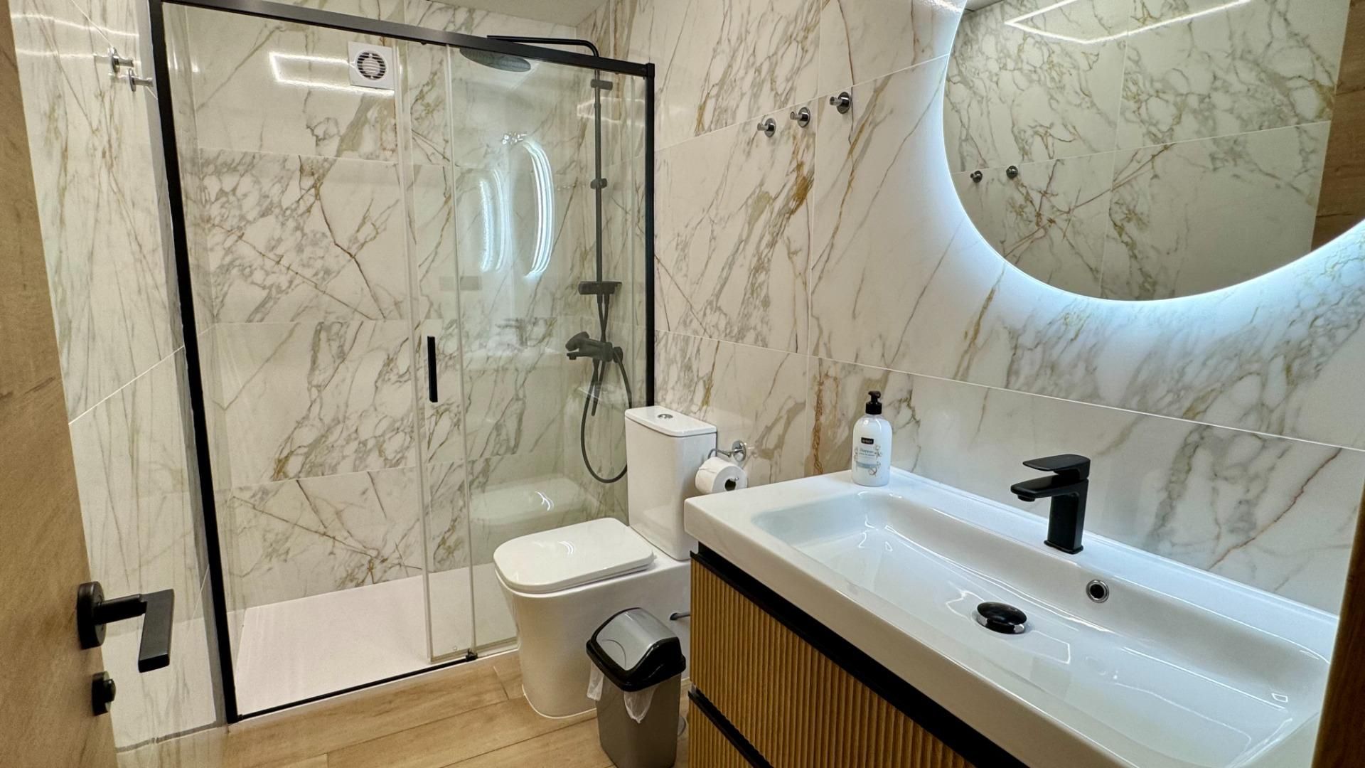 Bany de Apartament en venda en Torrevieja amb Aire condicionat, Terrassa i Balcó