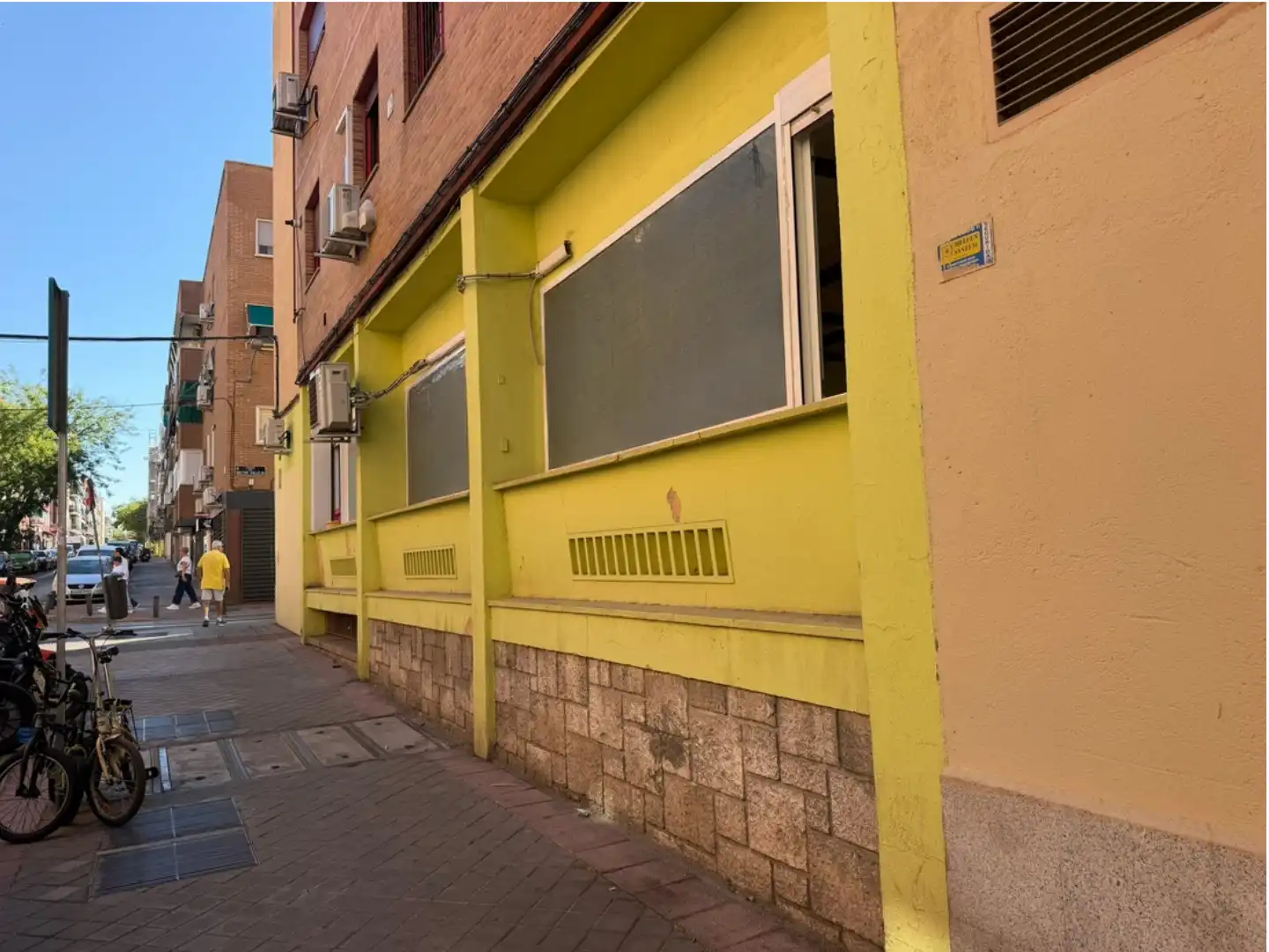 Vista exterior de Local de lloguer en Ciudad Lineal
