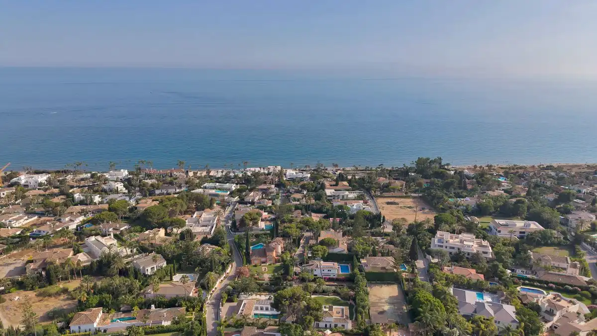 Vista exterior de Casa o xalet en venda en Marbella amb Aire condicionat, Calefacció i Jardí privat