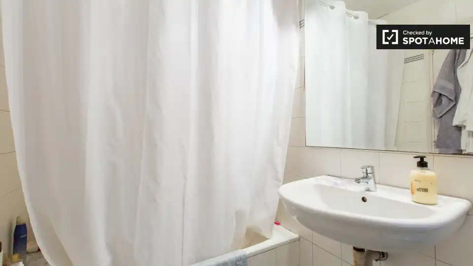 Bathroom of Flat for share in Barcelona  with Air Conditioner, Heating and Terrace
