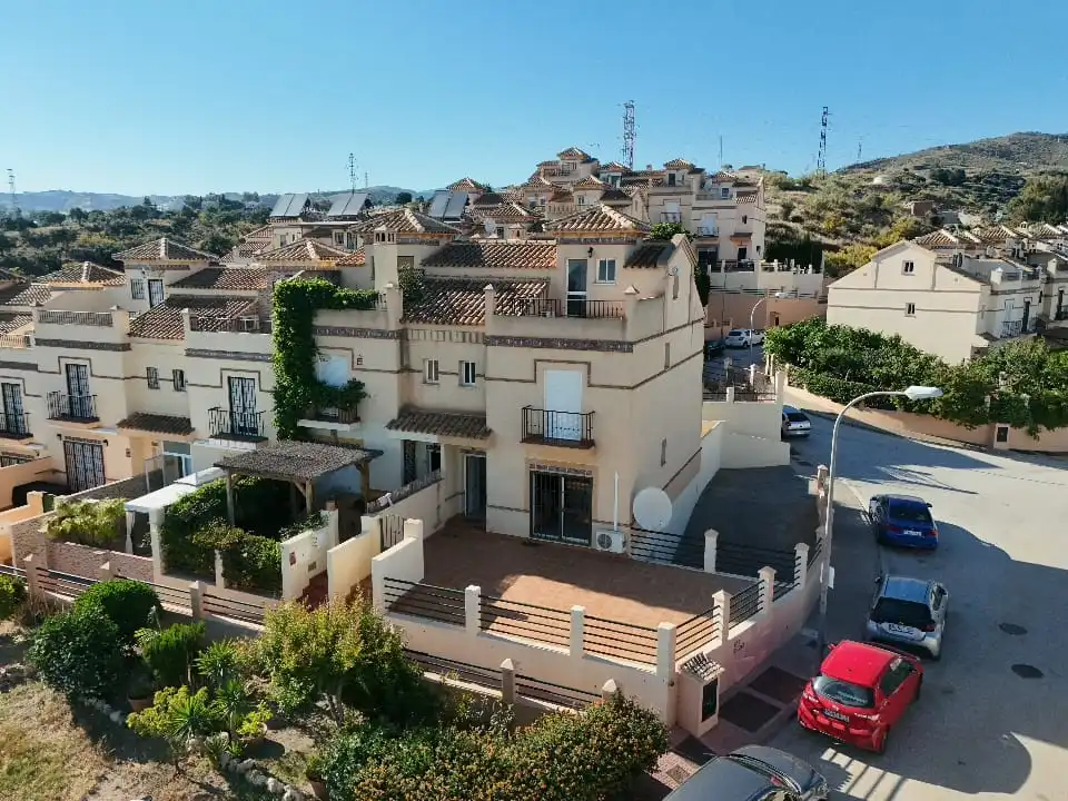 Vista exterior de Casa adosada en venta en Vélez-Málaga con Aire acondicionado y Piscina comunitaria