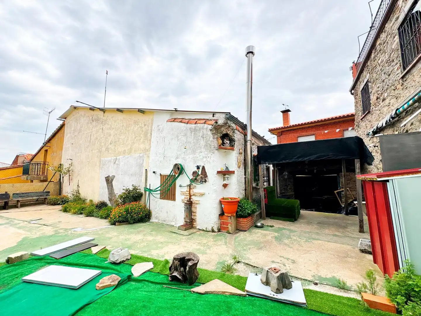 Vista exterior de Casa o chalet en venta en Navarredonda de la Rinconada con Terraza, Trastero y Amueblado