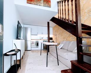 Sala d'estar de Dúplex de lloguer en  Madrid Capital amb Aire condicionat, Moblat i Forn