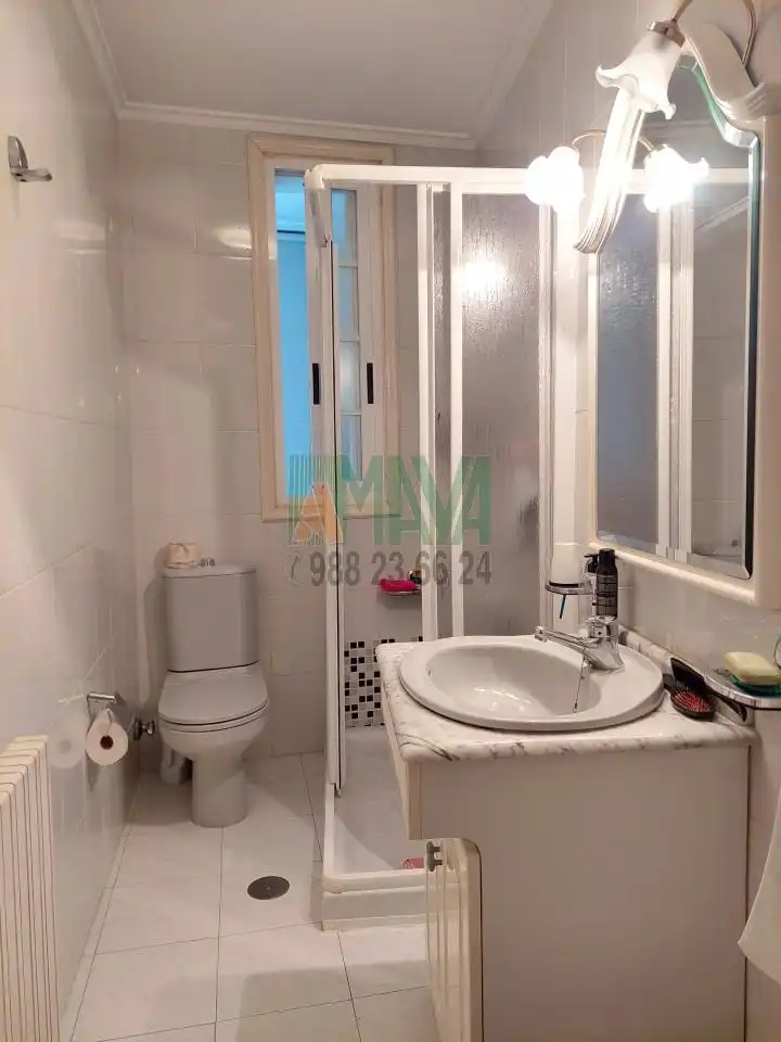 Bathroom of Houses for sale in Ourense Capital   with Heating and Private garden