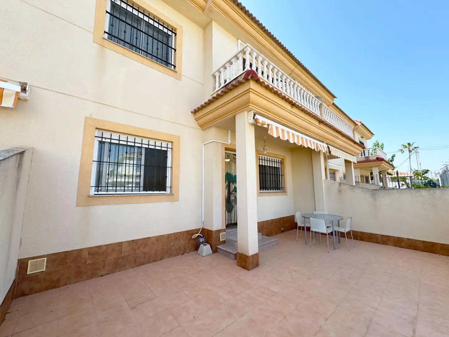 Vista exterior de Casa adosada en venda en Pilar de la Horadada amb Aire condicionat, Terrassa i Moblat