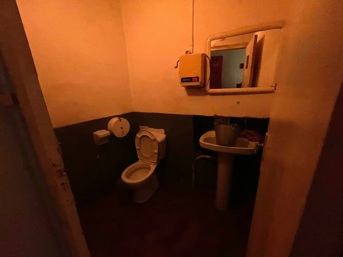 Baño de Local en venta en Barcelona con Aire acondicionado, Amueblado y Alarma