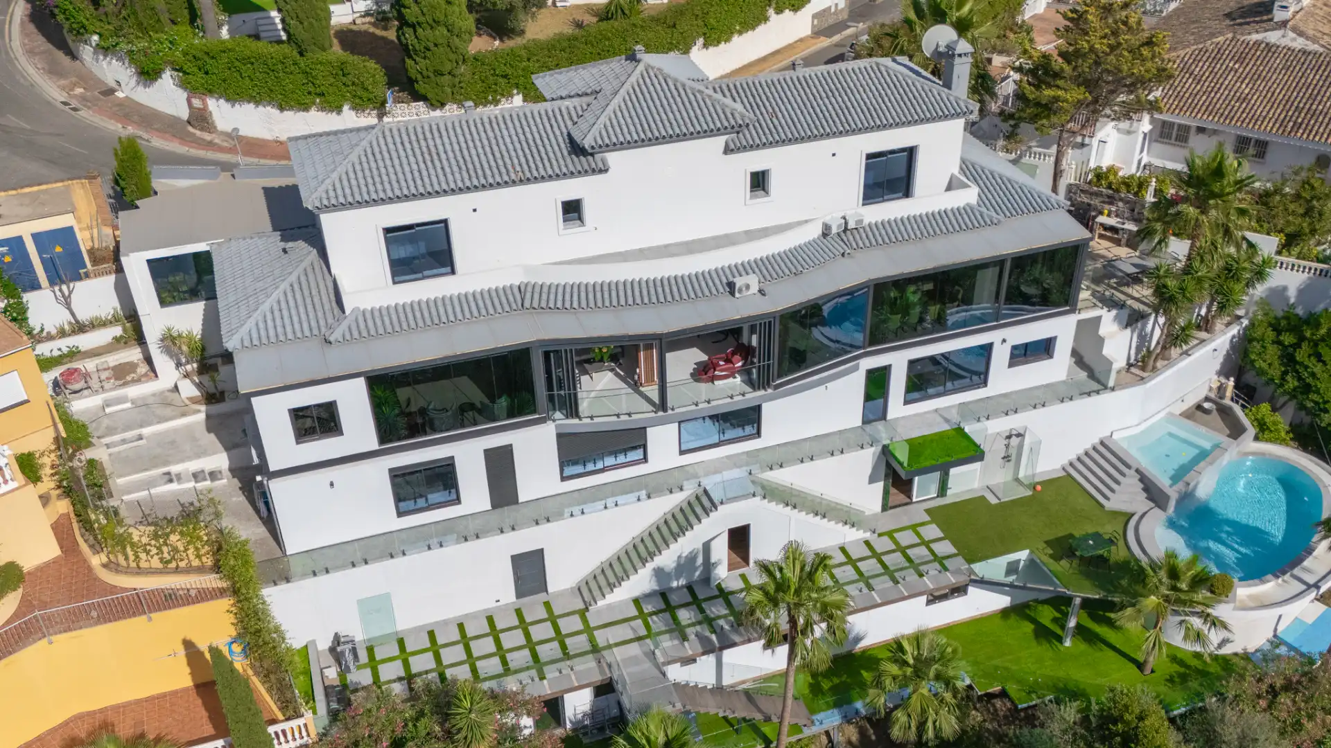 Vista exterior de Casa o xalet en venda en Benalmádena amb Aire condicionat, Calefacció i Jardí privat