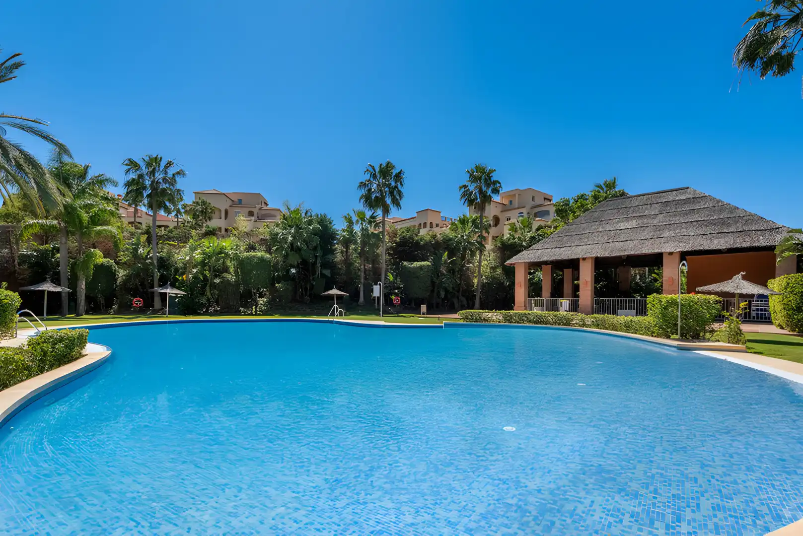 Piscina de Apartament en venda en Estepona amb Aire condicionat, Terrassa i Traster