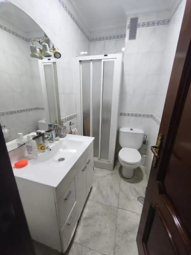 Badezimmer von Wohnung zum Verkauf in Huelva mit Klimaanlage