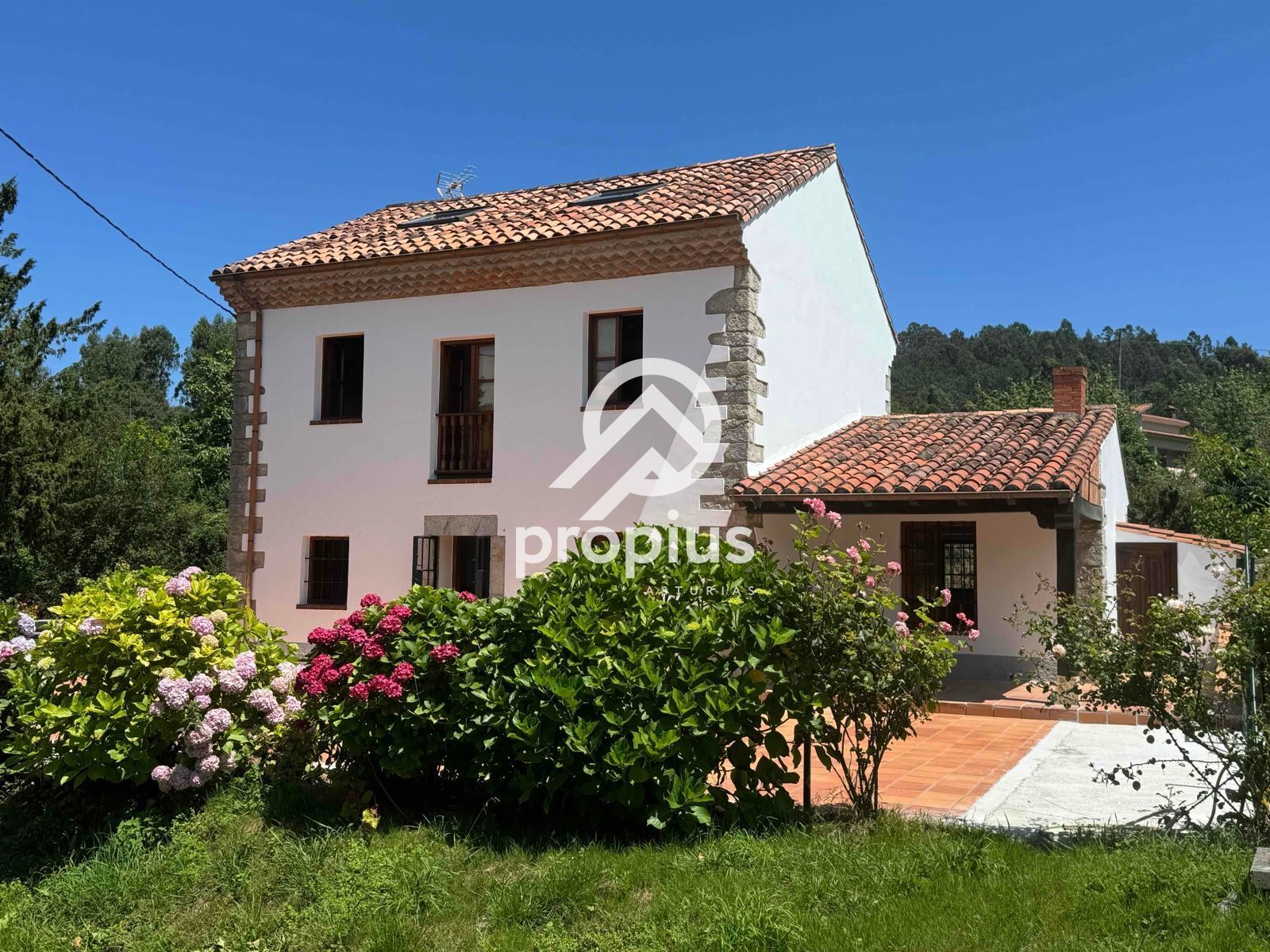 Vista exterior de Casa o xalet en venda en Ribadedeva amb Calefacció, Jardí privat i Terrassa