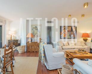 Living room of Flat for sale in Sant Cugat del Vallès  with Air Conditioner, Heating and Parquet flooring