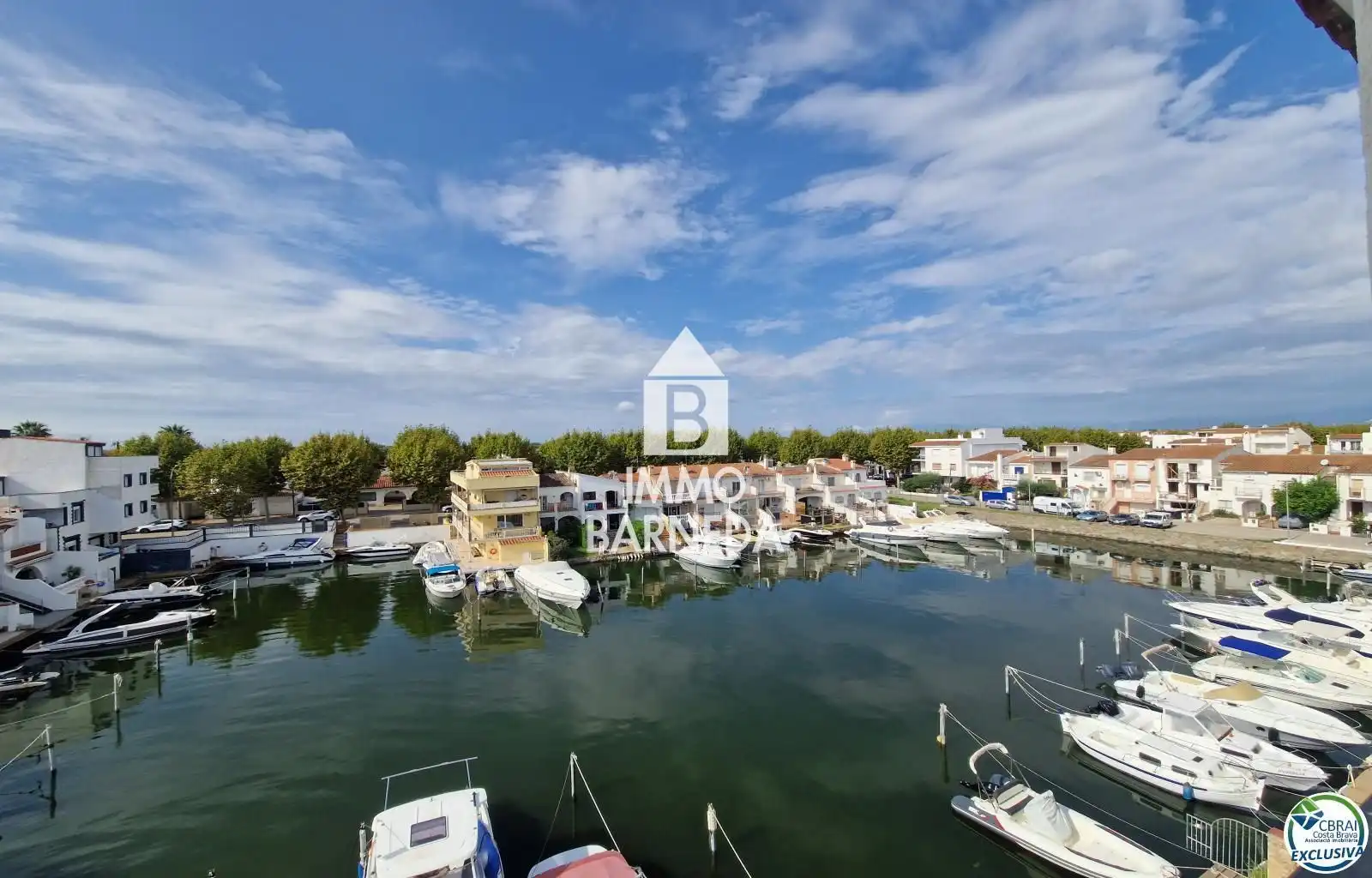 Vista exterior de Pis en venda en Empuriabrava amb Aire condicionat, Calefacció i Terrassa