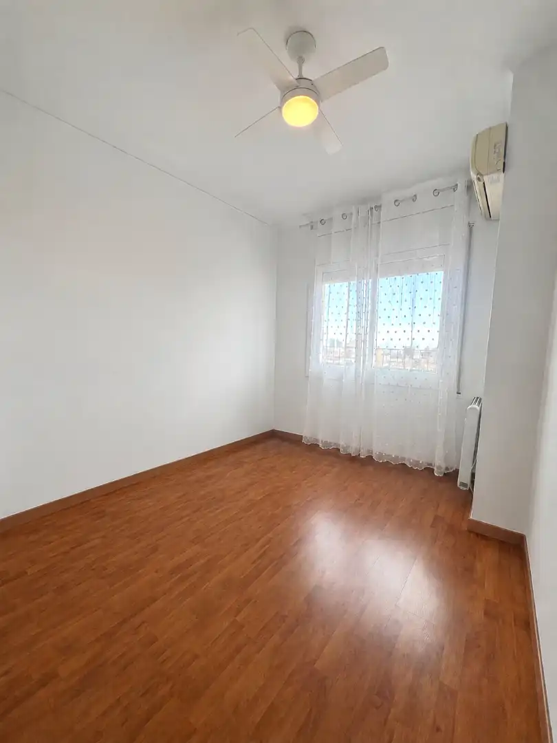 Schlafzimmer von Dachboden zur Miete in Barcelona mit Klimaanlage, Heizung und Parkett