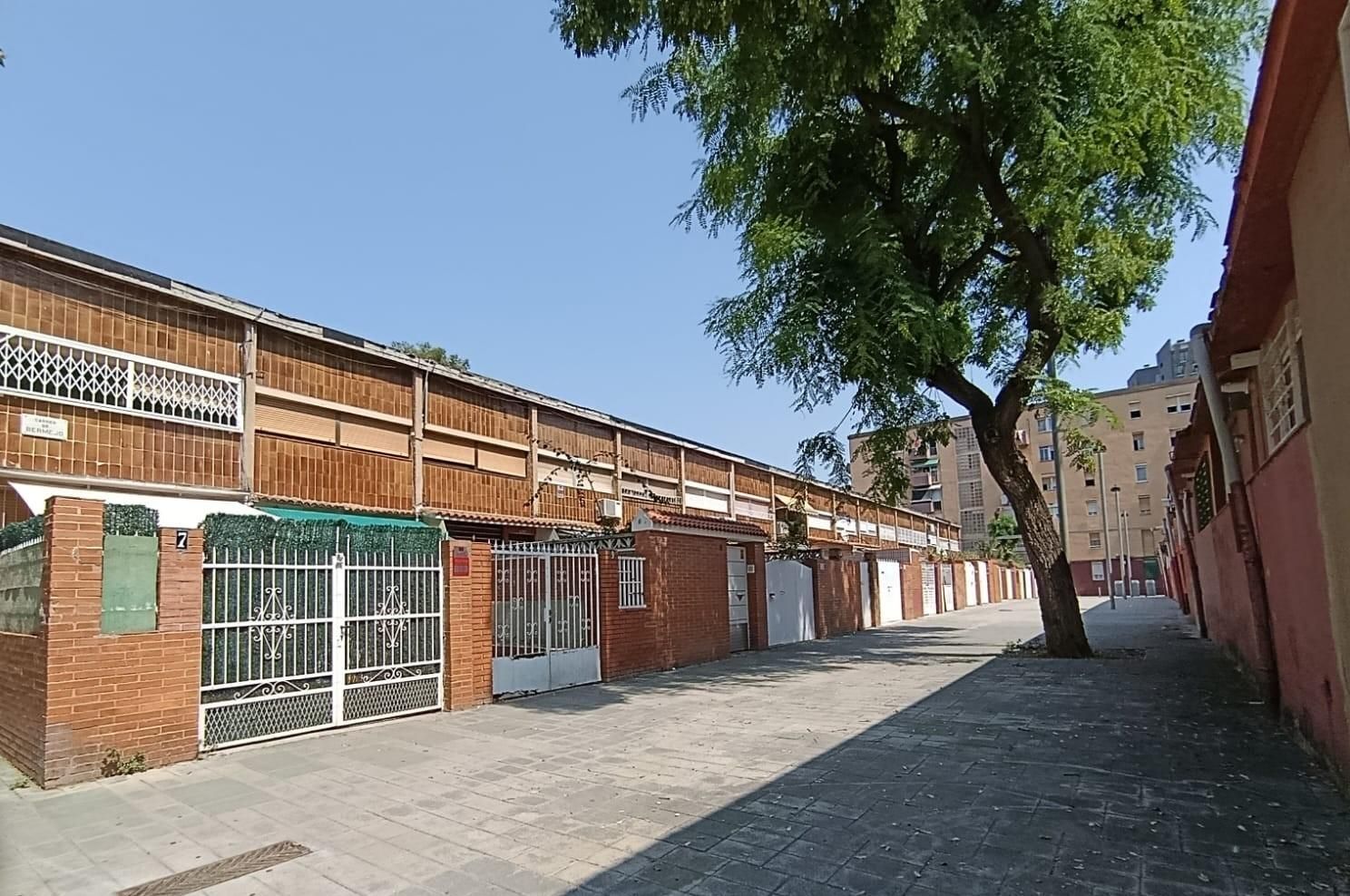 Vista exterior de Casa adosada en venda en  Barcelona Capital amb Jardí privat