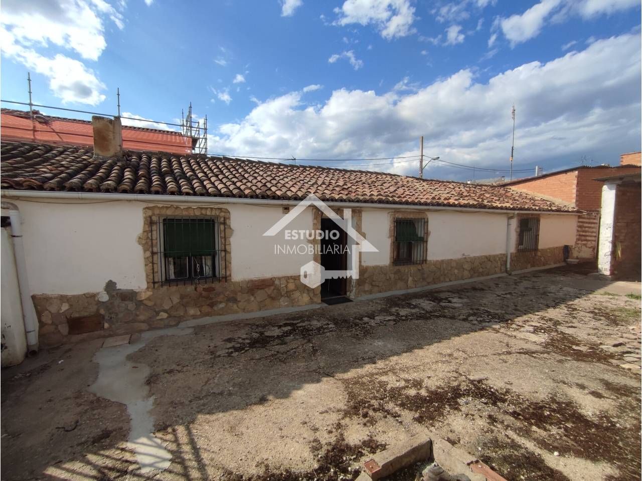 Vista exterior de Casa o xalet en venda en Mendavia amb Jardí privat, Terrassa i Moblat